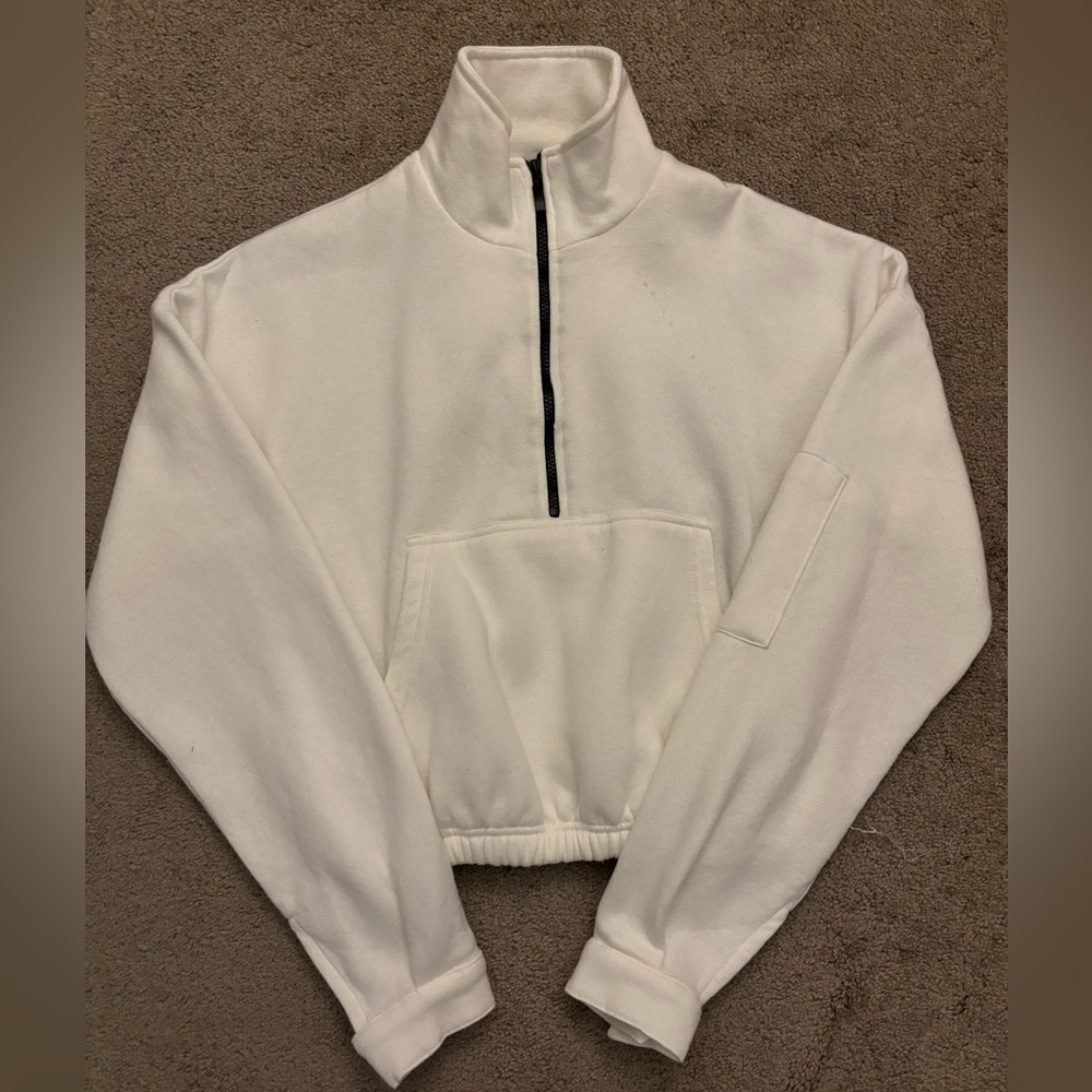 PRETTY LITTLE THING CROPPED SWEATSHIRT